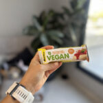 پروتئین بار bombbar گلوتن فری بدون شکر طعم کیک موزی و توت فرنگی