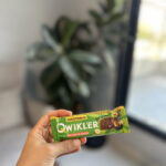 پروتئین بار بدون شکر طعم شکلات و آجیل کاراملی Qwikler