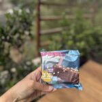 براونی شکلاتی بدون قند با تکه های شکلات سفید keto