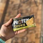 کوکی پروتئینی GO ON بدون شکر طعم پسته و شکلات سفید