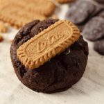 کوکی نیویورکی شکلاتی با مغزی کرم لوتوس