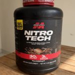 پروتئین وی شکلاتی ماسل تک NITRO TECH  حاوی کراتین مونوهیدرات