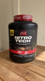پروتئین وی شکلاتی ماسل تک NITRO TECH  حاوی کراتین مونوهیدرات