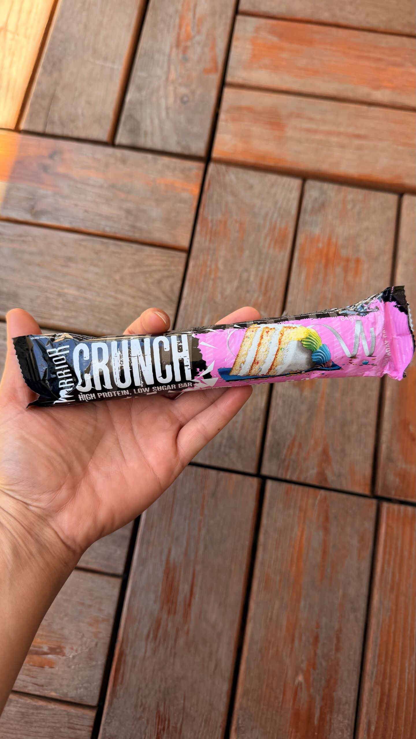 IMG_8545 پروتئین بار WARRIOR CRUNCH طعم کیک تولد - تصویر 1