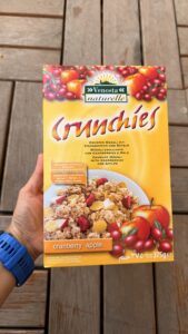 موسلی کرانچی با کرن بری و سیب Crunchy Muesli with cranberries and apple