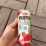 نوشیدنی پروتئینی OKF Protein Plus Strawberry با طعم توت‌فرنگی