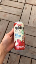 نوشیدنی پروتئینی OKF Protein Plus Strawberry با طعم توت‌فرنگی
